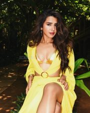 Dazzling Actress Roshni Walia in a lavender oversized jacket with black sports bra photos 07