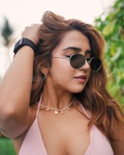 Gorgeous Roshni Walia Cleavage in a Light Pink Top with White Pants Photos 02