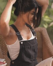 Stunning Kanika Mann Armpits in a White Sleeveless Tank Top Dungaree Photos 01