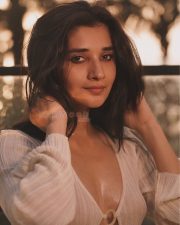 Stunning Kanika Mann in a Cleavage Revealing Full Sleeve Maxi Dress Photos 03
