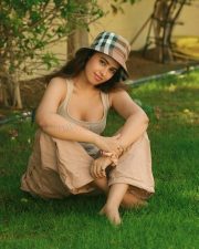 Beauty Queen Actress Shobhita Rana in a Beige Sleeveless Tank Top with a Cargo Pants Pictures 03