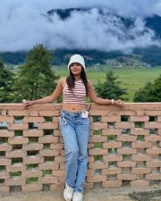 Sexy Ruchira Jadhav Navel in a Sleeveless Red and White Striped Crop Top and Blue Denim Jeans Photos 01