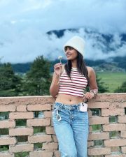 Sexy Ruchira Jadhav Navel in a Sleeveless Red and White Striped Crop Top and Blue Denim Jeans Photos 04