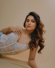 Entrancing Prisha Singh Cleavage in a White Lace Corset Top Photos 02
