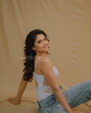 Entrancing Prisha Singh Cleavage in a White Lace Corset Top Photos 10