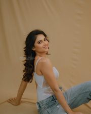 Entrancing Prisha Singh Cleavage in a White Lace Corset Top Photos 10