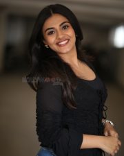 Actress Nayan Sarika at Vishnu Vinyasam Movie Interview Photos 25