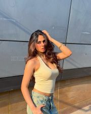 Confident Actress Srushti Bannatti in a Cream Halter Tank Top And Blue Denim Shorts Photos 01 Confident Actress Srushti Bannatti in a Cream Halter Tank Top And Blue Denim Shorts Photos 01