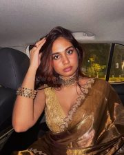 Glam Sensation Srushti Bannatti Cleavage in a Brown Saree with a Sleeveless Blouse Photos 03