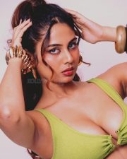 Glamour Srushti Bannatti Breasts Cleavage in a Green Bra Photos 01