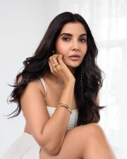 Mental Manadhil Heroine Madhuri Jain in a White Slit Skirt and Bralette Photos 03