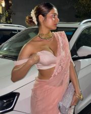 Provocative Srushti Bannatti Boobs Cleavage in a Pink Saree and Strapless Blouse Pictures 03