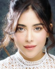 Beautiful Angela Krislinzki Photos 01