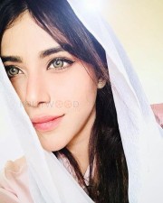 Beautiful Angela Krislinzki Photos 02