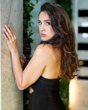 Glam Priyanka Kholgade in a Black Bodycon Backless Dress with a Deep Cleavage Neck Photos 08