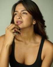 Glam Shruti Chauhan in a Black Sleeveless Tank Top Pictures 01