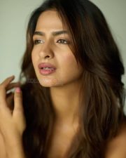 Glam Shruti Chauhan in a Black Sleeveless Tank Top Pictures 02