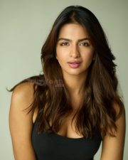 Glam Shruti Chauhan in a Black Sleeveless Tank Top Pictures 03