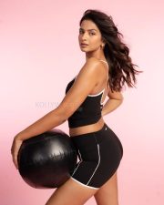 Sensuous Shruti Chauhan in a Black and White Elsie Camisole Tank Top with Matching Contrast Shorts Pictures 07 Sensuous Shruti Chauhan in a Black and White Elsie Camisole Tank Top with Matching Contrast Shorts Pictures 07