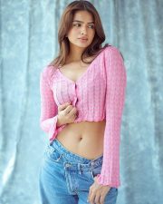 Sexy Shruti Chauhan Navel in a Pink Full Sleeve Crop Top and Blue Jeans Photos 02