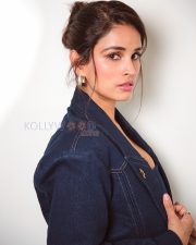 Striking Actress Chetna Pandey in a Navy Blue Denim Jacket and Bustier Photos 03