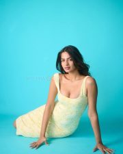 Sultry Shruti Chauhan in a Yellow Floral Printed Midi Dress Pictures 09