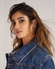 Cute and Chic Rasha Thadani in a White Crop Top with Denim Jacket and Jeans Pictures 04