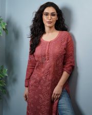 Pichaikkaran 2 Actress Shivangi Verma in a Peach Kurta Photos 01
