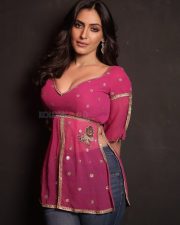 Seductive Shivangi Verma Cleavage in a Pink Embroidered Kurti Photos 04