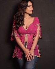 Seductive Shivangi Verma Cleavage in a Pink Embroidered Kurti Photos 05