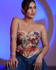 Smoldering Shivangi Verma Cleavage in a Floral Lace Trimmed Strapless Bustier Top Photos 07