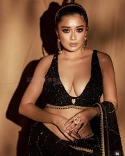 Glamorous Tina Datta Cleavage in a Black Party Saree with a Deep Neck Sleeveless Blouse Photos 02