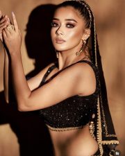 Glamorous Tina Datta Cleavage in a Black Party Saree with a Deep Neck Sleeveless Blouse Photos 03