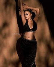 Glamorous Tina Datta Cleavage in a Black Party Saree with a Deep Neck Sleeveless Blouse Photos 04