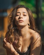 Glamorous Tina Datta in a Black Sleeveless Ruched Dress Photos 01