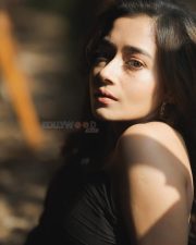 Glamorous Tina Datta in a Black Sleeveless Ruched Dress Photos 02