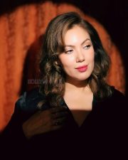 Sultry Actress Munmun Dutta in a Black Satin Shirt Photos 08