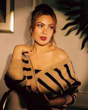 The Khatra Khatra Show Actress Munmun Dutta in a Brown and Black Off Shoulder Dress Photos 01