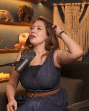 The Khatra Khatra Show Guest Munmun Dutta in a Dark Blue Sleeveless Denim Midi Dress with a Brown Belt Photos 04