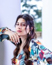 Colourful Aparna Dixit Picture 01