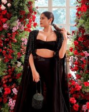 Hot Meghna Kaur Cleavage in a Black Outfit Photos 03