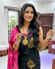 Kannada Actress Reeshma Nanaiah in a Traditional Silk Saree Pictures 01