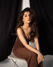 Anupamaa Actress Nidhi Shah in a Brown Sleeveless Dress with a Plunging Cleavage Neckline Pictures 04