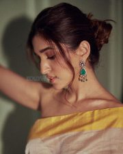 Bold Nidhi Shah in a Cream and Golden Saree without a Blouse Photos 01