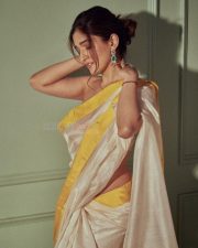 Bold Nidhi Shah in a Cream and Golden Saree without a Blouse Photos 03