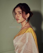 Bold Nidhi Shah in a Cream and Golden Saree without a Blouse Photos 04