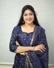 Actress Vasuki Anand at Beauty Movie Interview Photos 11