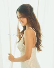 Alluring Miloni Jhonsa Cleavage in a White Lace Bodycon Sweetheart Dress Photos 02