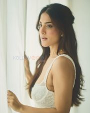 Alluring Miloni Jhonsa Cleavage in a White Lace Bodycon Sweetheart Dress Photos 05