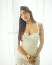 Alluring Miloni Jhonsa Cleavage in a White Lace Bodycon Sweetheart Dress Photos 08